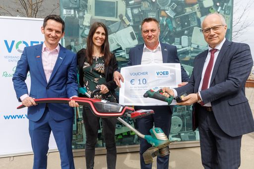  Andreas Opelt (VOEB-Vizepräsident und
Regionalvorstand Steiermark) Michaela Heigl (Geschäftsführerin
Digi-Cycle), Manfred Reisenhofer (Obmann des
Abfallwirtschaftsverbands Feldbach) und Hans Seitinger (steirischer
Nachhaltigkeitslandesrat)