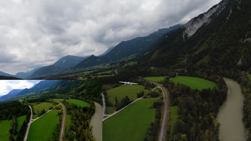 Vorschau Bild von Die Aufnahmen aus Langstrecken-Drohnen dienen zur
Überwachung von Bahn-Infrastruktur mit Hilfe einer KI-Plattform
(Künstlicher Intelligenz) des Tullner Startups DRUM (Dynamic Rail
Utilities Monitoring), ein Joint Venture von SmartDigital-Gruppe und
der Plesser-Gruppe. Im Bild-im-Bild links unten sieht man die
Perspektive der Drohne.