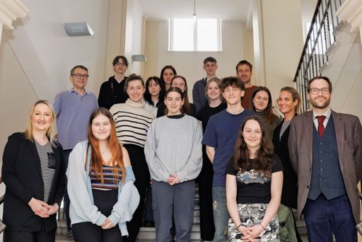  Teilnehmende Schüler:innen und Lehrende des Canon
Young People Programme sowie Canon Projektleiterin Mag. Sabrina
Lucia Rachor (li.u.) und BORG Wiener Neustadt Direktor Mag. Reinhard
Pilz (re.un.)