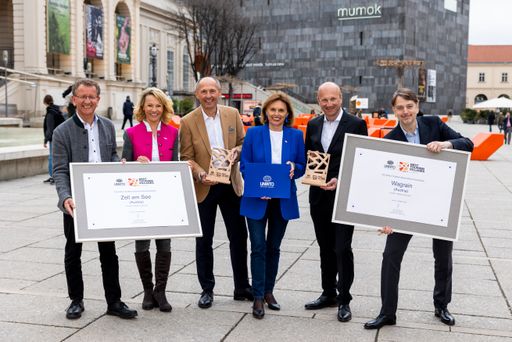 Wagrain-Kleinarl und Zell am See-Kaprun erhalten
die Auszeichnung "Best Tourism Villages" der UNWTO aus den Händen
der Tourismus-Staatssekretärin: (v.l.) Andreas Wimmreuter
(Bürgermeister Zell am See), Renate Ecker (Tourismusdirektorin Zell
am See-Kaprun), Leo Bauernberger (Geschäftsführer SalzburgerLand
Tourismus), Tourismus-Staatssekretärin Susanne Kraus-Winkler, Stefan
Paßrugger (Geschäftsführer Wagrain-Kleinarl Tourismus), Wolfgang
Wild (Wagrain-Kleinarl Tourismus).