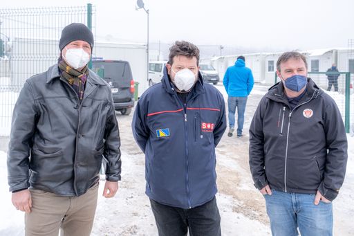 Horst Alic (links) mit Petar Rosandić (SOS
Balkanroute) und Andi Babler (SPÖ) vor dem Eingang zum umstrittenen
Camp Lipa in Bosnien-Herzegowina.