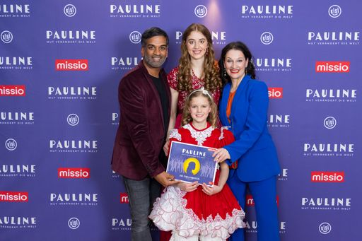  v.l.n.r.: Ramesh Nair (Premierengast), Rahel
Minichmayr ("Pauline"), Bernadette Tomanek ("junge Pauline"),
Patricia Nessy (Regisseurin)