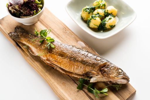 Vorschau Bild von Saibling im Ganzen auf Holzteller Herbert Lehmann
fotografiert Speisekarte Hansen