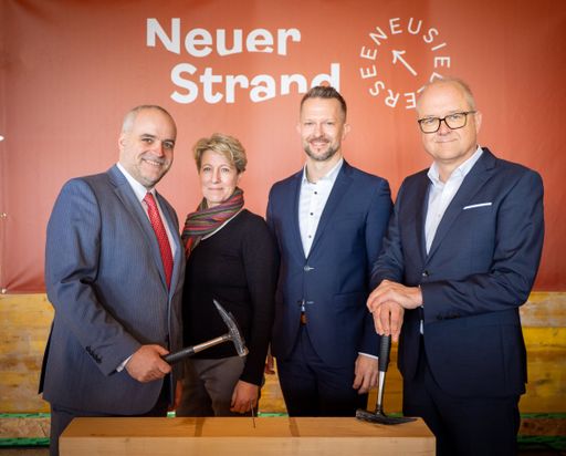  v.l.n.r. DI Matthias Grün (Vorstand der Esterhazy
Privatstiftungen), Arch Karin Eichberger Projektleitung Seebad
Breitenbrunn), Mag. Jürgen Narath (Leiter Esterhazy Immobilien), Dr.
Gerald Höninger (Geschäftsführer Dywidag)