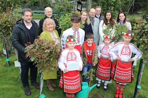  Bulgarische Kinder pflanzen eine bulgarische Rose
im Volksgarten