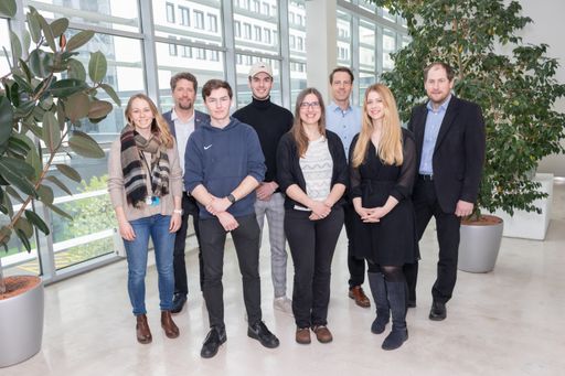 (v.l.n.r.) Kerstin Kraus (Outgoing-Studierendenmobilität FH
Technikum Wien), Rafael Rasinger (Leiter Innovation, Scale-up and
Networks FH Technikum Wien), Christian Straßmayr
(Bachelor-Studiengang Wirtschaftsinformatik), Sebastian Neuhofer
(Bachelor-Studiengang Mechatronik / Robotik), Anna-Katharina Heinzle
(Bachelor-Studiengang Elektronik & Wirtschaft), Georg Fürlinger
(Silicon Valley Mentor – Atlantics Innovation), Katja Gruber
(Master-Studiengang Ökotoxikologie & Umweltmanagement), Florian
Eckkrammer (Geschäftsführer FH Technikum Wien) und Christian Fuchs
(Managing Director von Wüstenrot Technology – nicht am Bild)