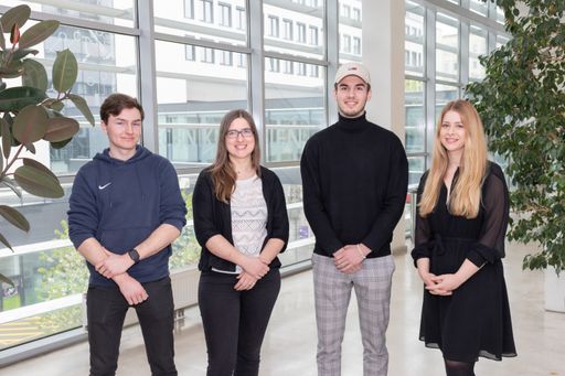 Vorschau Bild von (v.l.n.r.) Christian Straßmayr (Bachelor-Studiengang
Wirtschaftsinformatik), Anna-Katharina Heinzle (Bachelor-Studiengang
Elektronik & Wirtschaft), Sebastian Neuhofer (Bachelor-Studiengang
Mechatronik / Robotik) und Katja Gruber (Master-Studiengang
Ökotoxikologie & Umweltmanagement)