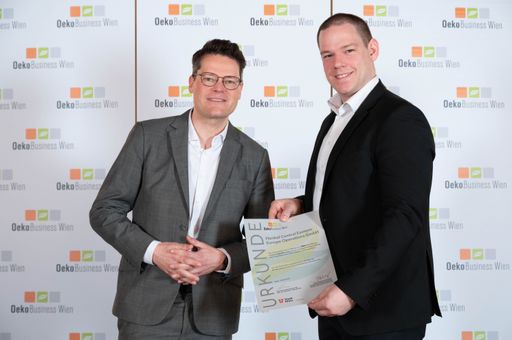  Für Henkel nahm Benedict Mayer, SHE Specialist, die
"OekoBusiness Wien"-Auszeichnung von Klimastadtrat Jürgen
Czernohorszky entgegen.