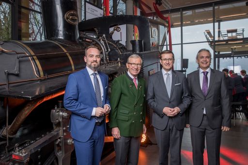 Vorschau Bild von v.l.n.r.: Michael Baminger, CEO und
Vorstandssprecher der Salzburg AG; Wilfried Haslauer,
Landeshauptmann Salzburg; Markus Achleitner, Wirtschafts- und
Tourismus Landesrat Oberösterreich; Mario Mischelin, Geschäftsführer
der Salzburg AG Tourismus GmbH