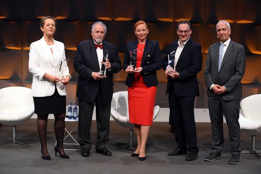 Vorschau Bild von 2.v.l.: Heinz Pabisch, Director CMG/aggfa, wird mit
dem „Charles Kao Award“ für sein langjähriges Engagement und seine
Verdienste um den Glasfaserausbau ausgezeichnet