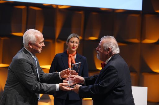  CMG Breitband-Pionier Heinz Pabisch erhält den
„Charles Kao Award“ des FTTH Council Europe