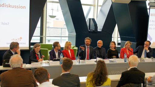 Vorschau Bild von Hochkarätiges Podium: Forgó, Hausreither,
Holzinger, Ladenstein, Ostermann, Meryn, Prainsack, van Velthofen,
Zahrl (v.l.n.r.)
