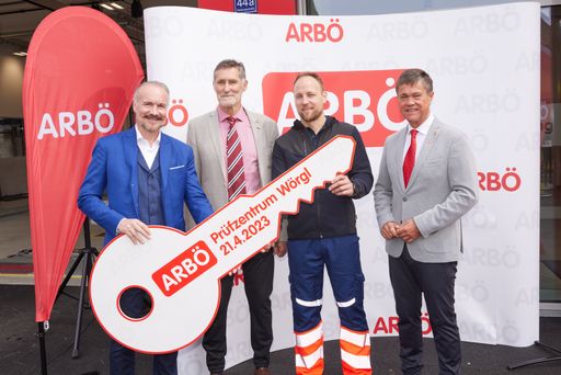 Vorschau Bild von KommR. Mag. Gerald Kumnig, ARBÖ-Generalsekretär,
Helmut Glantschnig, Präsident ARBÖ-Tirol, Thomas Kapfinger,
Prüfzentrumsleiter, Dr. Peter Rezar, Präsident
ARBÖ-Bundesorganisation (v.l.).