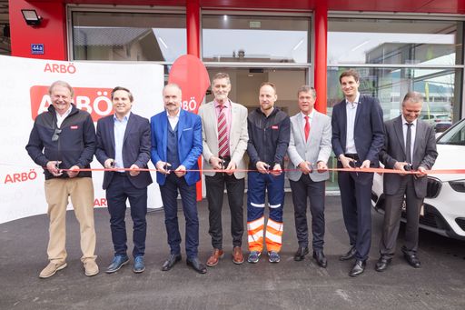 Manfred Weiroster, Vize-Präsident ARBÖ-Tirol,
Landtagsabgeordneter Christian Kovacevic, KommR. Mag. Gerald Kumnig,
ARBÖ-Generalsekretär, Helmut Glantschnig, Präsident ARBÖ-Tirol,
Thomas Kapfinger, Prüfzentrumsleiter, Dr. Peter Rezar, Präsident
ARBÖ-Bundesorganisation, Michael Reichart, Bgm. Wörgl und Dr.
Christoph Platzgummer, Bezirkshauptmann Kufstein. (v.l.).