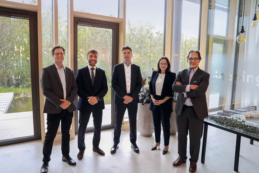 Volksbank startet Kooperation mit Beyond Carbon
Energy (BCE) - vlnr.: Rainer Bacher (BCE), Zanyath Patrick (BCE),
Günther Hälbig (VB Wien), Marisa Hammer-Vollmann (VB Wien) und
Herbert Hetzel (BCE) © BCE