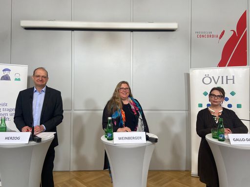 v.l.n.r.: Mag. Alexander Herzog, Generalsekretär
Pharmig; Univ.-Prof.in Dr.in Birgit Weinberger, Universität
Innsbruck, Institute for Biomedical Aging Research; Mag.a Renee
Gallo-Daniel, Österreichischer Verband der Impfstoffhersteller
(ÖVIH)