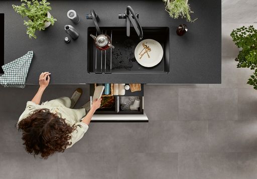  Die BLANCO UNIT steht für funktional und gestalterisch
miteinander harmonierende Systeme aus Becken, Highend-Armaturen,
Wasserveredelung mit Quellkohlensäure, Filtration, Kühlung und
ergänzenden Accessoires vom Spülmittelspender bis hin zur Abfall-
und Unterschrankorganisation in der Küche. Die Bandbreite an
Funktionen sowie die Vielfalt an Designs, Farben und Materialien
eröffnen Handel und Küchenplanern flexible Gestaltungsmöglichkeiten
und Konsumentinnen und Konsumenten eine große Auswahl für jeden
individuellen Geschmack. / Die Verwendung dieses Bildes für
redaktionelle Zwecke ist unter Beachtung aller mitgeteilten
Nutzungsbedingungen zulässig und dann auch honorarfrei.
Veröffentlichung ausschließlich mit Bildrechte-Hinweis.