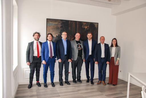  v.l.: Andrea Peluso (Anwalt Giacomazzi Food Tech), Mario Niggeler
(Anwalt BERTSCHfoodtec), Stefan Kuzmits (Generalbevollmächtigter
BERTSCHfoodtec), Mauro Giacomazzi (Geschäftsführer Giacomazzi Food
Tech), Bertsch Hubert jun. (Geschäftsführer BERTSCHfoodtec), Hueber
Christoph (Geschäftsführer BERTSCHfoodtec), Angelika Mascotti
(Anwältin BERTSCHfoodtec)