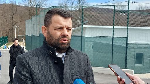 Der bosnische Minister für Menschenrechte und
Flüchtlinge Sevlid Hurtić wehrt sich gegen das illegal von Michael
Spindelegger errichtete Gefängnis, welches weder Rechtsgrundlage
noch Baungenehmigung hat.