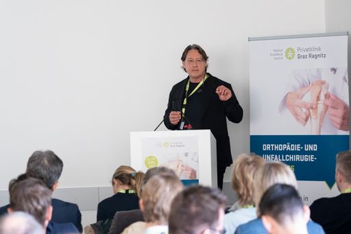 Vorschau Bild von Bildtext: Dr. Jürgen Mandl beim Orthopädie- und
Unfallchirurgie-Kongress in der Privatklinik Graz Ragnitz