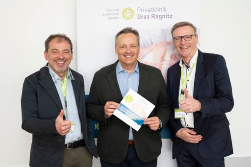 Vorschau Bild von Bildtext: Prim. Dr. Pedram Afschar, Geschäftsführer
und Ärztlicher Direktor der Privatklinik Graz Ragnitz sowie
Kongresspräsident des Orthopädie- und Unfallchirurgie-Kongresses mit
dem wissenschaftlichen Komitee, A.o. Univ.-Prof. Dr. Christian Fink
(li) und Dr. Wolfgang Zinser (re).