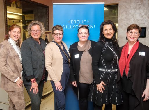 Vorschau Bild von vlnr Martina Hacker (ÖBB); Sandra Kolleth (Miele);
Beatrix Czipetits (Unternehmerin); Ursula Jakubek (FWF
Wissenschaftsfonds); Manuela Lindlbauer (Unternehmerin), Christine
Marek (Unternehmerin)
