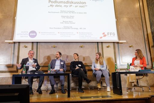 Vorschau Bild von Podiumsdiskussion: "My data, my IP - or not?":
(v.l.) Georg List, Vice President Corporate Strategy, AVL List;
Norbert Amlacher, Rechtsanwalt und Leiter AG Recht & Daten DIO;
Roman Kern, CSO Know-Center; Alexandra Ebert, CTO Mostly AI und
Moderatorin Katharina Moser