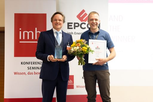 Vorschau Bild von imh Geschäftsführer Manfred Hämmerle mit dem
glücklichen Gewinner Martin Moser (ed-energiedigital GmbH)