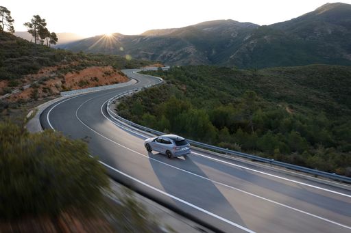 Ford wertet das SUV-Modell Kuga durch eine Sonderserie mit
auffallenden Design-Merkmalen und einer Vielzahl hochwertiger
Assistenztechnologien auf.