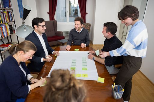 Edward Strasser, CEO und Mitgründer des Innovation
in Politics Institute, gemeinsam mit seinem Team bei der Planung der
Aktivitäten des "Hub for Education Innovation Vienna".