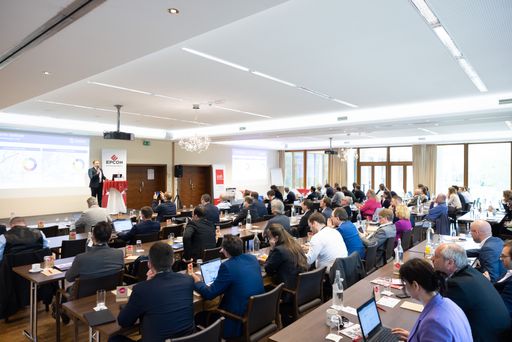  Die über 100 Teilnehmenden des Energiekongresses
EPCON im Schlosspark Mauerbach