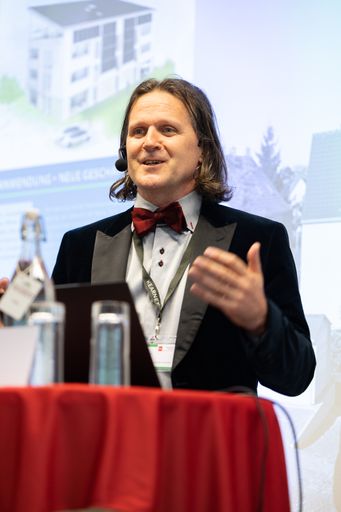 Vorschau Bild von Timo Leukefeld bei seiner inspirierenden Keynote