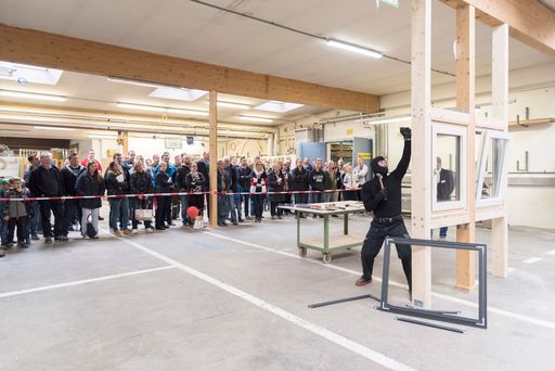 Vorschau Bild von Spannend wird es beim Fenstereinbruchstest. Beim
inszenierten Einbruch werden die Hartl Haus-Fenster auf Herz und
Nieren geprüft.