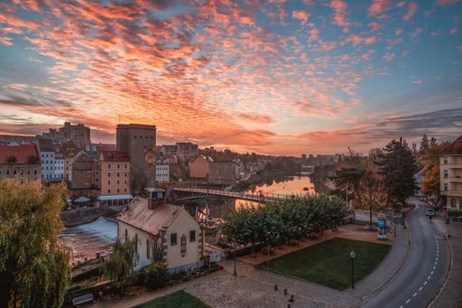 Starkes Doppel an der Neiße: Seit 25 Jahren verbindet vieles die
deutsch-polnische Zwillingsstadt Görlitz und Zgorzelec, u.a. die
Altstadtbrücke. Mitten über dem Fluss öffnet sich ein herrliches
Panorama auf die Europastadt. / Die Verwendung dieses Bildes für
redaktionelle Zwecke ist unter Beachtung aller mitgeteilten
Nutzungsbedingungen zulässig und dann auch honorarfrei.
Veröffentlichung ausschließlich mit Bildrechte-Hinweis.