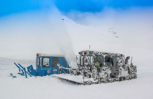  Großglockner Hochalpenstraße - Durchstich bei der
Schneeräumung auf rund 2.500 Metern Höhe an der Grenze zwischen
Kärnten und Salzburg.