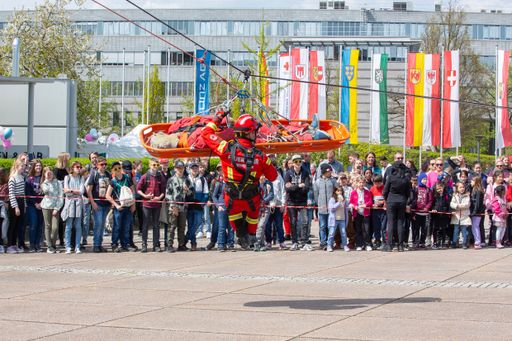 Vorschau Bild von Vorführung einer Personenrettung durch den
Höhenretter-Stützpunkt des Oö. Landes-Feuerwehrverbandes