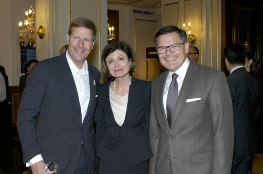 Vorschau Bild von v.l.: Club Tirol Präsident Julian Hadschieff
(Humanocare) mit Vizepräsidentin Renate Danler (Renate Danler
Consulting) und Generaldirektor des Hotel Imperial Mario Habicher