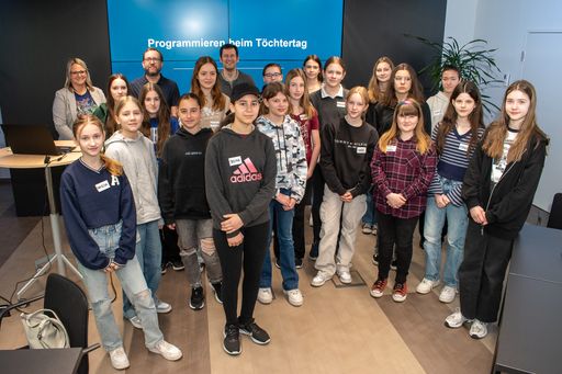  Im Rahmen des Wiener Töchtertages besuchten 19
Mädchen zwischen 11 und 16 Jahren gestern, Donnerstag, 27. April,
APA-Tech, das IT-Unternehmen der APA. „Programmieren probieren“ war
das Motto des Vormittags, auf der Tagesordnung standen das
Kennenlernen einiger Programmier-Basics und ein Workshop zur
eigenständigen Umsetzung spannender Projekte mittels eines
Minicomputers. Neben dem spielerischen Umgang mit Technik erhielt
die Gruppe auch Einblicke in den Berufsalltag bei Österreichs
führendem IT-Spezialisten für Medienanwendungen.