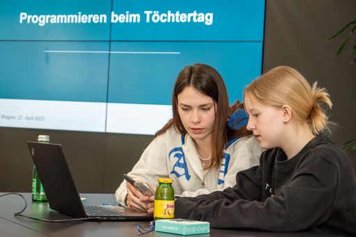 Vorschau Bild von Im Rahmen des Wiener Töchtertages besuchten 19
Mädchen zwischen 11 und 16 Jahren gestern, Donnerstag, 27. April,
APA-Tech, das IT-Unternehmen der APA. „Programmieren probieren“ war
das Motto des Vormittags, auf der Tagesordnung standen das
Kennenlernen einiger Programmier-Basics und ein Workshop zur
eigenständigen Umsetzung spannender Projekte mittels eines
Minicomputers. Neben dem spielerischen Umgang mit Technik erhielt
die Gruppe auch Einblicke in den Berufsalltag bei Österreichs
führendem IT-Spezialisten für Medienanwendungen.