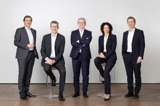 (v.l.n.r): Mag. Reinhard Karl, Generaldirektor-Stv.
und Kommerzkundenvorstand RLB NÖ-Wien, Dr. Roland Mechtler, Vorstand
Effizienz / Technology / Treasury RLB NÖ-Wien, Generaldirektor Mag.
Michael Höllerer, Raiffeisen-Holding NÖ-Wien und RLB NÖ-Wien, Mag.
Dr. Claudia Süssenbacher, Geschäftsleiterin der Raiffeisen-Holding
NÖ-Wien und Vorstand Risikomanagement RLB NÖ-Wien, Dr. Martin Hauer,
Vorstand Privatkunden & KMU RLB NÖ-Wien