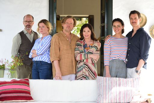 Christoph Maria Herbst, Caroline Peters, Justus von Dohnányi,
Iris Berben, Janina Uhse und Florian David Fitz in DER NACHNAME. /
Die Verwendung dieses Bildes für redaktionelle Zwecke ist unter
Beachtung aller mitgeteilten Nutzungsbedingungen zulässig und dann
auch honorarfrei. Veröffentlichung ausschließlich mit
Bildrechte-Hinweis.