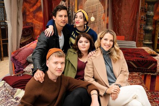 Vorschau Bild von Sophie Passmann, Tim Oliver Schultz, Leonie Brill, Zeynep Bozbay
und Antonije Stankovic in DAMAGED GOODS. / Die Verwendung dieses
Bildes für redaktionelle Zwecke ist unter Beachtung aller
mitgeteilten Nutzungsbedingungen zulässig und dann auch honorarfrei.
Veröffentlichung ausschließlich mit Bildrechte-Hinweis.