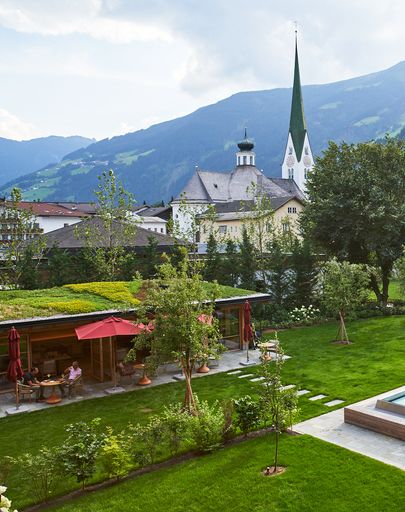 Vorschau Bild von Fünf Sterne Superior Green SPA Hotel MalisGarten
mit Blick auf die Dekanatspfarrkirche Zell am Ziller.