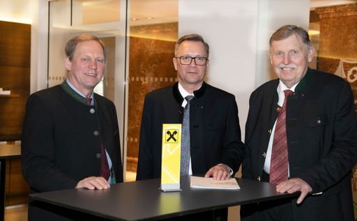  Foto 1 © RVS, Bildtext: Der RVS konnte an die
erfolgreichen Vorjahre anknüpfen und hat erneut ein ausgezeichnetes
Ergebnis erzielt. Dass dies gelungen ist, ist neben einem
erfreulichen Abschluss im Bankgeschäft der hervorragenden
Entwicklung unserer Warenbetriebe und Tourismusbeteiligungen zu
verdanken", so Generaldirektor Heinz Konrad auf der
RVS-Generalversammlung. V.l.: AR-Vorsitzender Ing. Peter
Burgschwaiger, GD Dr. Heinz Konrad und Obmann ÖkR Sebastian
Schönbuchner.