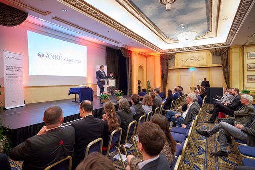 Vorschau Bild von Emir Prcic, Geschäftsführer des ANKÖ spricht im
Rahmen der ANKÖ Akademie Beschaffer:innen Lehrgangs Abschlussfeier
zum Publikum.