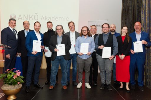 Vorschau Bild von vlnr: Emir Prcic, Geschäftsführer ANKÖ. Prof. Dr.
Michael Breitenfeld, Lehrgangsleiter ANKÖ Akademie. Jürgen Ritzmann,
MA, Absolvent, ANKÖ Akademie Beschaffer:innen Lehrgang. DI Günther
Hintermeier, Absolvent, ANKÖ Akademie Beschaffer:innen Lehrgang.
Ing. Friedrich Auferbauer, Absolvent, ANKÖ Akademie Beschaffer:innen
Lehrgang. Ing. Michael Ludescher, Absolvent, ANKÖ Akademie
Beschaffer:innen Lehrgang. DI Alexander Horvath, Absolvent, ANKÖ
Akademie Beschaffer:innen Lehrgang. Dipl.-Wirtsch.-Ing. Christian
Faymann, MA, WIFI-Institutsleiter. Andreas Arnhof, Absolvent, ANKÖ
Akademie Beschaffer:innen Lehrgang. Ing. Wolfgang Reinthaler,
Absolvent, ANKÖ Akademie Beschaffer:innen Lehrgang. Mag. Jennifer
Gutsche, Leiterin ANKÖ Akademie. Markus Mader, Absolvent, ANKÖ
Akademie Beschaffer:innen Lehrgang.