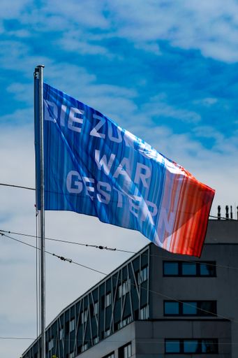  Minerva Cuevas, Die Zukunft war gestern, 2023,
raising flags, museum in progress, Flagge