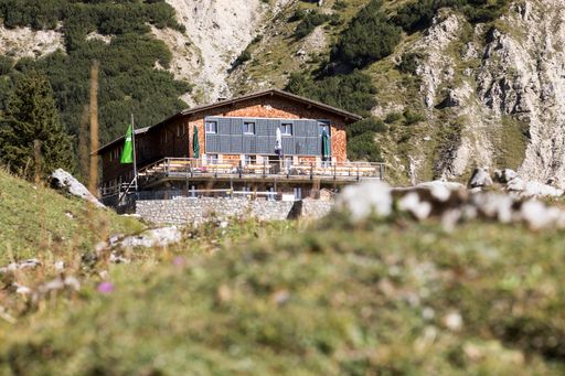 Die Heinrich-Hueter-Hütte (1.760 m) des Alpenverein
Vorarlberg am Fuße der Zimba.