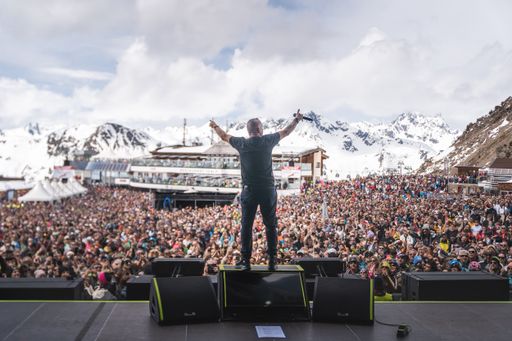 Eros Ramazzotti verzauberte beim „Top of the Mountain Closing
Concert” in Ischgl auf der Idalp knapp 20.000 Wintersportler mit
seiner unverwechselbaren Schmusestimme.