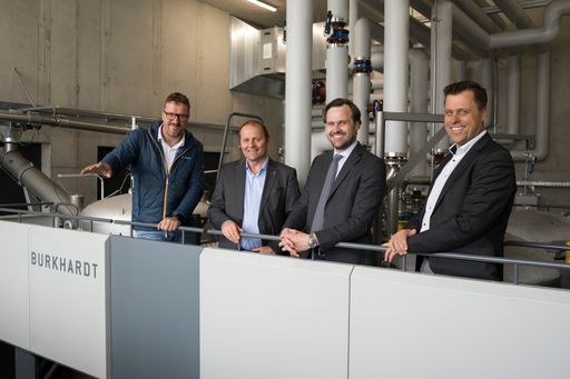 Vorschau Bild von Der Fachmann erklärt die technischen Aspekte eines
Blockheizkraftwerks (v.l.): Nikolaus Eller (Projektverantwortlicher
Blockheizkraftwerk), Landeshauptmann-Stellvertreter Josef Geisler,
Hausherr Alexander Gutmann und Christian Schwaiger (Geschäftsführer
der Gutmann Energiesysteme GmbH).
